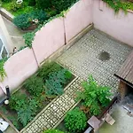 With Courtyard Apartamento *