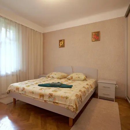 Apartment With Courtyard
